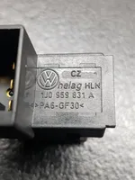 Volkswagen PASSAT B6 Przełącznik / Przycisk otwierania klapy bagażnika 1J0959831A