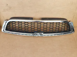 Chevrolet Captiva Grille calandre supérieure de pare-chocs avant 9694517