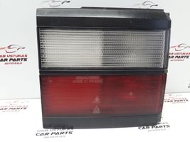 Volkswagen PASSAT B3 Lampy tylnej klapy bagażnika 333945107