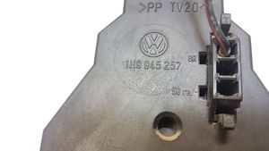 Volkswagen Golf III Parte del faro posteriore 1H9945257