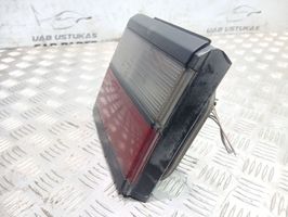 Volkswagen PASSAT B3 Luci posteriori del portellone del bagagliaio 333945107