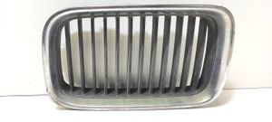 BMW 3 E36 Grille calandre supérieure de pare-chocs avant 8122237