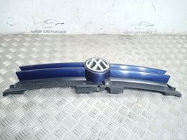 Volkswagen Golf IV Etupuskurin ylempi jäähdytinsäleikkö 1J0853655D