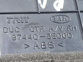 KIA Sorento Boczna kratka nawiewu deski rozdzielczej 974403E000