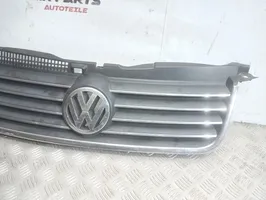 Volkswagen PASSAT B5.5 Grille calandre supérieure de pare-chocs avant 3B0853651