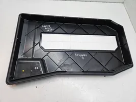 Volkswagen Touareg II Battery box tray cover/lid 7L0864643