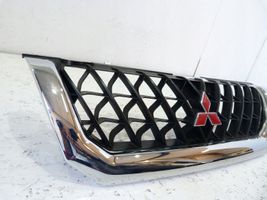 Mitsubishi Pajero Sport I Grille calandre supérieure de pare-chocs avant MR478595