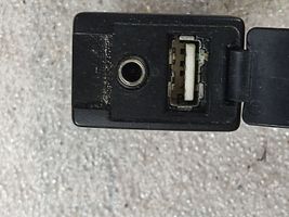 Toyota Prius+ (ZVW40) Connettore plug in USB 8619048030