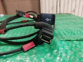 Mitsubishi Outlander USB-pistokeliitin 8755A296