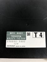 Toyota RAV 4 (XA40) Korin keskiosan ohjainlaite 2380005882