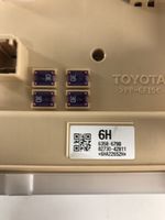 Toyota RAV 4 (XA40) Ramka / Moduł bezpieczników 8273042811