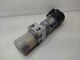 Volkswagen Touareg I Tailgate hydraulic pump motor 7L6827449