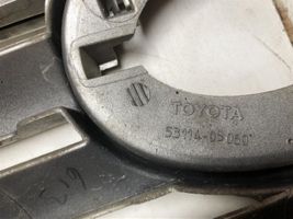 Toyota Avensis T250 Grotelės viršutinės 5311405060