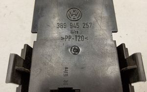 Volkswagen PASSAT B5 Держатель крышки лампы заднего фонаря 