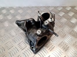 Nissan Juke I F15 EGR-venttiilin/lauhduttimen kiinnike 3523027