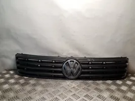 Volkswagen PASSAT B5 Etupuskurin ylempi jäähdytinsäleikkö 3B0853653C