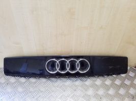 Audi A2 Etupuskurin ylempi jäähdytinsäleikkö 8Z0853631