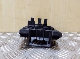 Toyota Avensis T220 Fuse module 8273005020