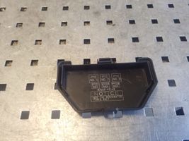 Toyota RAV 4 (XA20) Tapa de caja de fusibles 8266242140