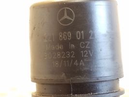 Mercedes-Benz E W212 Bomba del líquido limpiaparabrisas luna delantera 2218690121