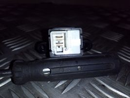 Honda CR-V Przełącznik / Przycisk otwierania klapy bagażnika M08525
