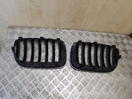 BMW X3 F25 Grille calandre supérieure de pare-chocs avant 51117210726