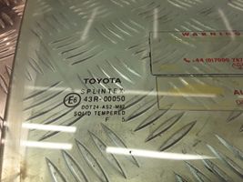 Toyota Avensis T270 Szyba drzwi przednich 43R00050