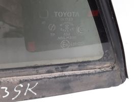 Toyota Corolla E110 Mažasis "A" galinių durų stiklas 43R00011
