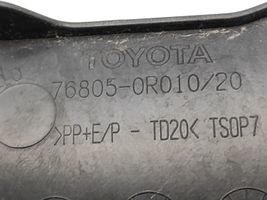 Toyota RAV 4 (XA30) Listwa oświetlenie tylnej tablicy rejestracyjnej 768050R010