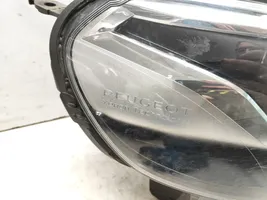 Peugeot Traveller Lampa przednia 9808235780