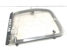 Mazda B series UF Fenêtre latérale avant / vitre triangulaire 43R00014