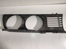 BMW 3 E30 Rivestimento sotto il faro/fanale 18760920