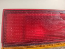 Volkswagen PASSAT B2 Lampy tylnej klapy bagażnika 321945107A