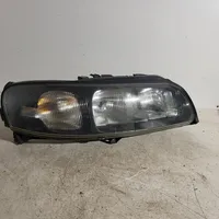 Volvo V70 Lampa przednia 8693548