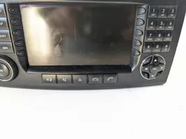 Mercedes-Benz GL X164 Radio/CD/DVD/GPS-pääyksikkö A2038270062