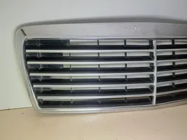 Mercedes-Benz E W210 Atrapa chłodnicy / Grill 2108880123