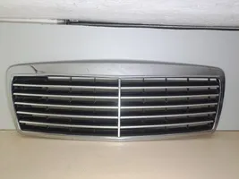 Mercedes-Benz E W210 Atrapa chłodnicy / Grill 2108880123