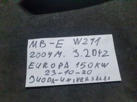 Mercedes-Benz E W211 Kojelaudan sivupäätyverhoilu 2116800378
