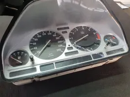 BMW 5 E34 Compteur de vitesse tableau de bord 110008432