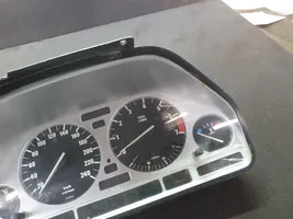 BMW 5 E34 Compteur de vitesse tableau de bord 110008432