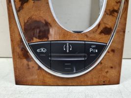 Mercedes-Benz E W211 Rivestimento in plastica cornice della leva del cambio 2118217058