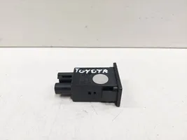 Toyota Avensis T250 Interruttore apertura sportello carburante 156795