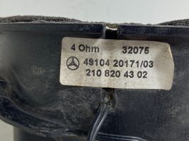 Mercedes-Benz E W210 Enceinte de porte arrière A2108204302