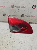 Toyota Avensis T220 Lampy tylnej klapy bagażnika 233001