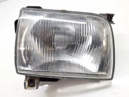 Nissan PickUp Lampa przednia 260103S200