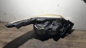 Toyota Avensis T270 Lampa przednia 8116605310