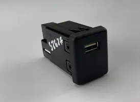Opel Zafira C USB socket connector 39087528