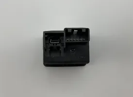Opel Zafira C USB socket connector 39087528