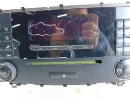 Mercedes-Benz CLK A209 C209 Panel / Radioodtwarzacz CD/DVD/GPS A2098700989