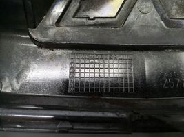 Mitsubishi L200 Maskownica / Grill / Atrapa górna chłodnicy Z5884489S